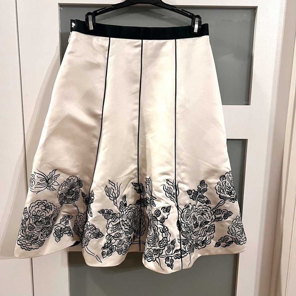 SisSaé embroidered white and black skirt. Size M